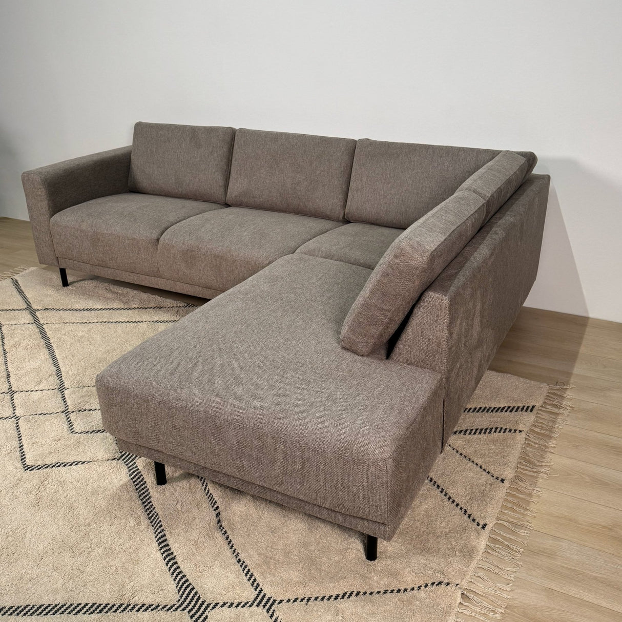 Modernes 3-Sitzer Ecksofa Rechts Taupe Stoff Aniko mit Liege 240x197x78 cm