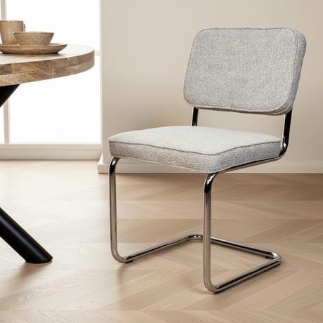 Moderner Esszimmerstuhl Sway aus sandfarbenem Bouclé-Stoff – Chromgestell – ohne Armlehnen in einem modernen Interieur