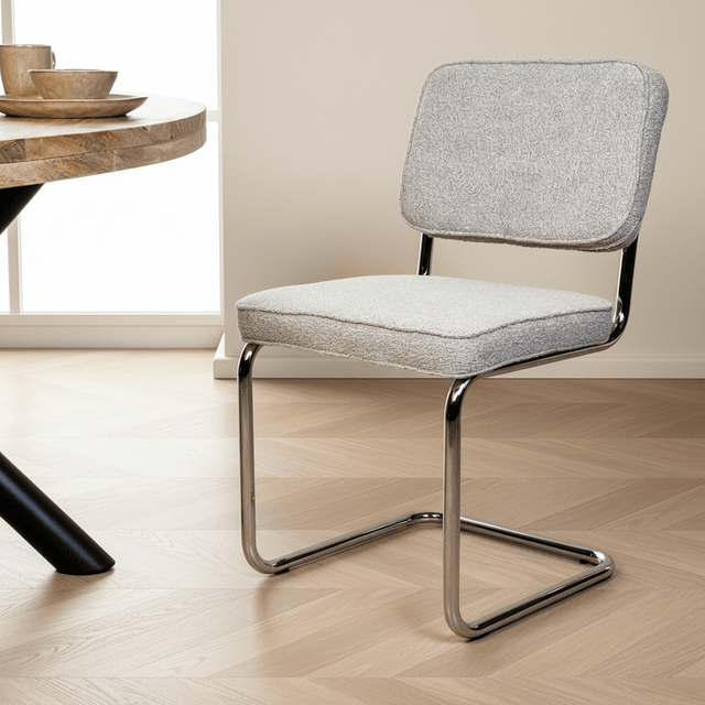 Modern Esszimmerstuhl Sandfarbener Bouclé-Stoff Sway – Chromrahmen – ohne Armlehnen in einem Modern Innenraum