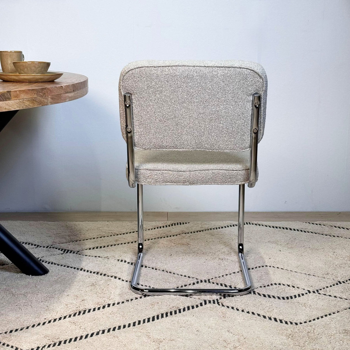 Eetkamerstoelen - Moderne Eetkamerstoel Zandkleur Bouclé Stof Sway - Chrome Frame - Zonder Armleuningen - Dimehouse