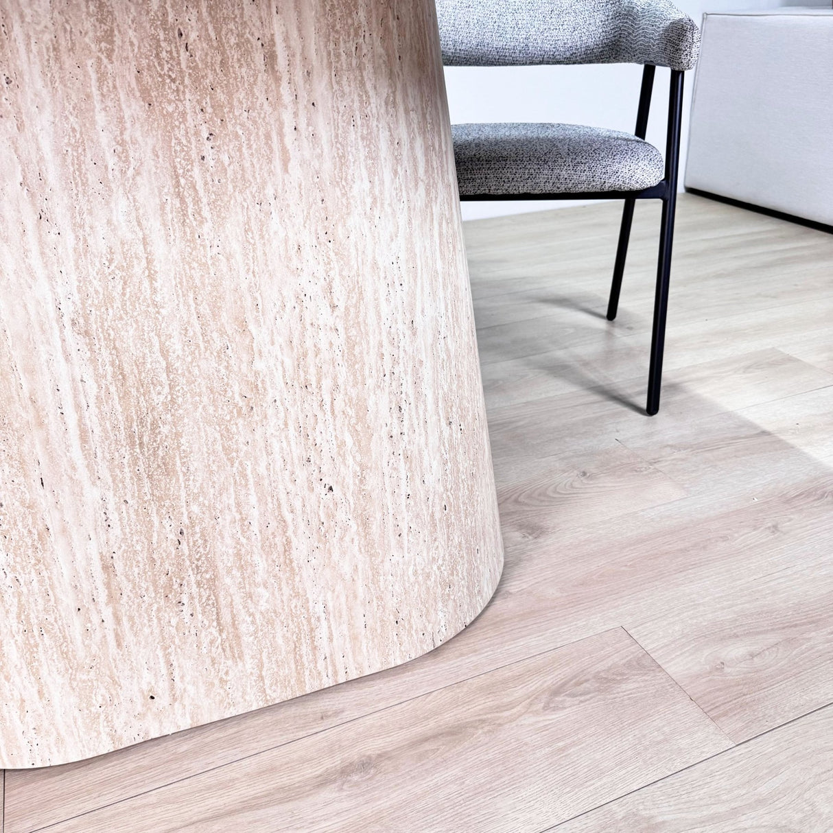 Komplettes Möbelset: Lea Esstisch Sintered Stone Marmorlook Travertin - Eichenrahmen + 4x Lisa Esszimmerstühle Bouclé Beige 