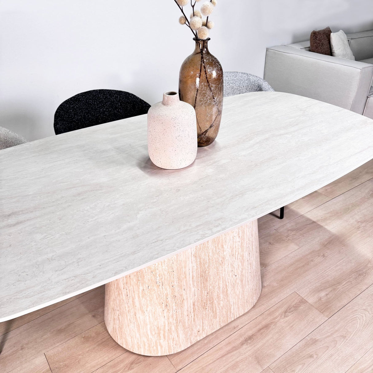 Komplettes Möbelset: Lea Esstisch Sintered Stone Marmorlook Travertin - Eichenrahmen + 4x Lisa Esszimmerstühle Bouclé Beige 