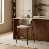 Barstuhl in Bouclé-Sandfarbe Kaito – Gestell in Walnussoptik – Japandi