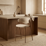 Barstuhl in Bouclé-Sandfarbe Kaito – Gestell in Walnussoptik – Japandi