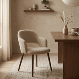 Japandi Esszimmerstuhl Sandfarben Bouclé Aki - Walnussrahmen - mit Armlehne