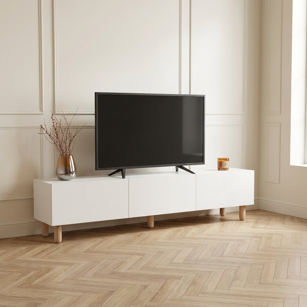 Moderne TV-Möbel Alvin weiß mit Holzbeinen 180 cm – AI Restyle im minimalistischen Interieur mit Fischgrätenboden