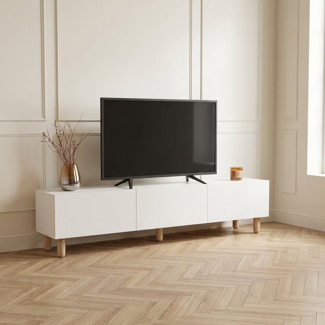 Moderne TV-Möbel Alvin weiß mit Holzbeinen 180 cm – AI Restyle im minimalistischen Interieur mit Fischgrätenboden