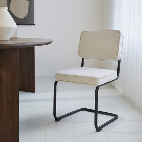 Esszimmerstuhl Remo aus geripptem Stoff Dimehouse Beige LxBxH 56x55x52 Rippenstoff Stimmungsvolles Foto schräge Vorderansicht
