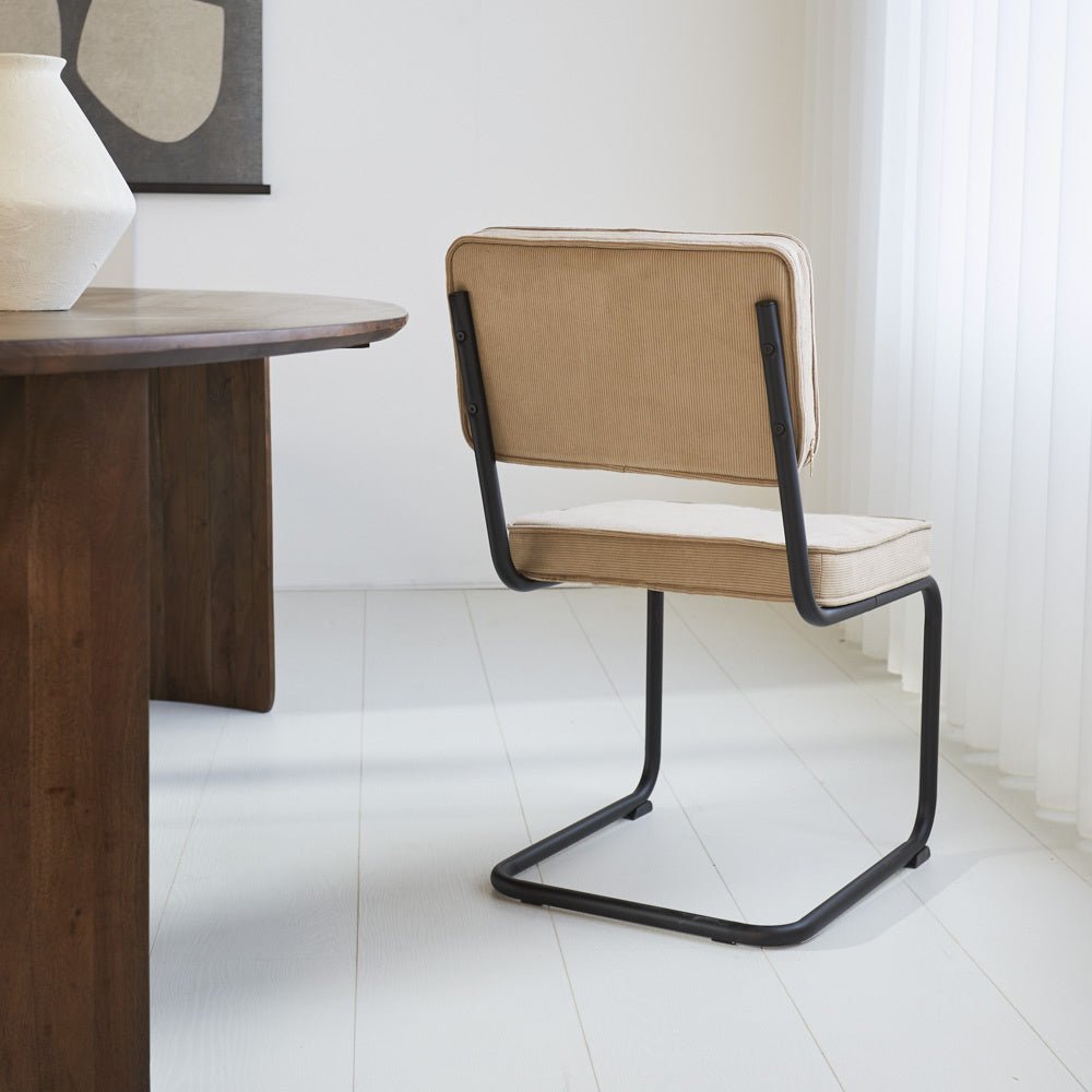 Esszimmerstuhl Remo aus geripptem Stoff Dimehouse Braun LxBxH 56x55x51 Rippstoff Stimmungsvolles Foto diagonale Rückansicht