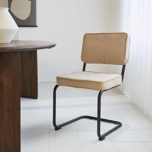 Esszimmerstuhl Remo Rippstoff Dimehouse Braun LxBxH 56x55x51 Rippstoff Stimmungsfoto schräg von vorne