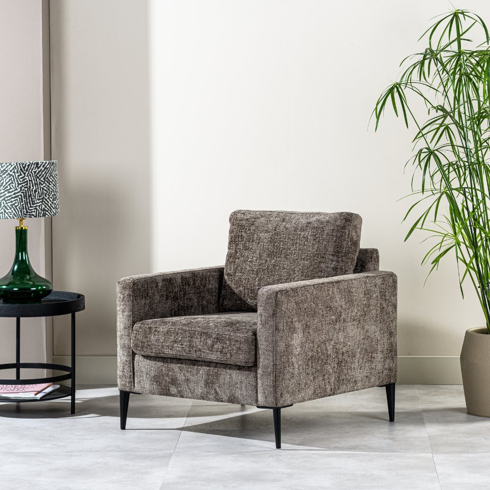 Fauteuil Flora DH Interior Bruin Stof Sfeerfoto schuin vooraanzicht