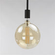 Lichtquelle LED-Filamentkugel Ø20 DH Innenraum Bernsteinfarbenes Glas LxBxH 32x23x23 Bernsteinfarbenes Glas Stimmungsvolles Foto, diagonale Vorderansicht