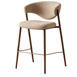 Barstuhl in Bouclé-Sandfarbe Kaito – Gestell in Walnussoptik – Japandi